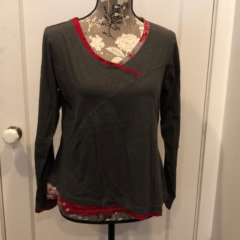 Mountain Hardwear Grey & Red Top
